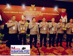 Anev Sitkamtibmas 2023, Kapolda Jatim Beri Penghargaan Kepada Kapolres dan Anggota yang Berprestasi