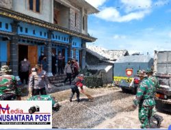 Polisi Bantu Bersihkan Jalan, Dampak Abu Vulkanik Pasca Erupsi Merapi