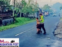 Personil Polsek Marga Bantu Siswa Nyebrang Depan SMP Negeri 2 Marga