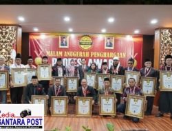 Citra Profesi Indonesia: ANUGERAHI PENGHARGAAN PROFESI BAGI PARA PELAKU PROFESI DARI BERBAGAI DAERAH