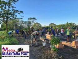 Tingkatkan Kebersamaan Di Wilayah, Babinsa Koramil Talun Gelar Gotong Royong Bersihkan TPU Bersama Warg