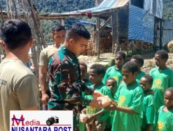 Darma Putra Untuk Papua, Satgas YR 321/GT Bagikan Baju Cakra di Distrik Yigi