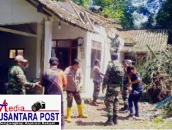 Kompak, Polisi Bersama TNI dan Warga Perbaiki Rumah Pasca Angin Puting Beliung di Bondowoso