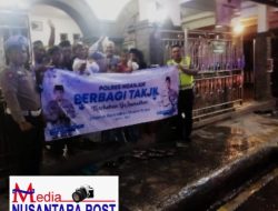 Satlantas Polres Nganjuk Bagikan Takjil Sambil Patroli