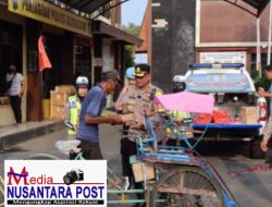 Polisi Bagi Takjil Sambil Berikan Himbauan Tertib Berlalu Lintas