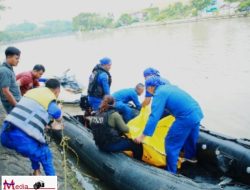 Tim SAR Ditpolairud Polda Jatim Berhasil Evakuasi 9 Motor dan Penumpang Perahu Tambangan Yang Tenggelam