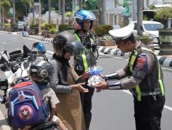 Operasi Keselamatan Semeru 2024, Polres Tuban Beri Hadiah Kepada Pengendara Tertib Lalin