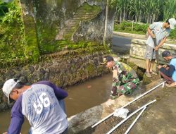 Peduli Lingkungan Koramil 0818/23 Jabung Bersama Brigif 18 /Trisula Melaksanakan Karya Bakti