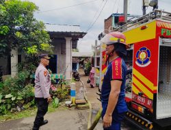 Polsek Mojoroto Bersama Petugas PMK Padamkan Kebakaran Kandang Sapi