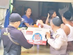 Polres Sampang Berbagi Sembako untuk Warga Terdampak Banjir