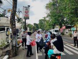 Ramadhan Berkah Polres Malang Berbagi Ratusan Kantong Takjil Untuk Pengguna Jalan