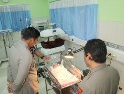 Peduli Kemanusiaan, Kapolres Kediri Jenguk Bayi yang Dibuang Diteras Rumah Warga