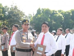 Berprestasi dan Berdedikasi Tinggi, Puluhan Personel Polres Kediri Terima Penghargaan