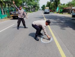 Cegah Laka Lantas, Polres Nganjuk Tandai Jalan Berlubang di Wilayahnya dengan Cat Putih