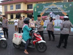 Semarak Ramadhan, Polres Pasuruan Bagi Takjil Gratis ke Pengendara