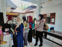 Dukung Pemerintah Tangani Stunting, Polwan Polres Mojokerto Bantu Sukseskan Posyandu