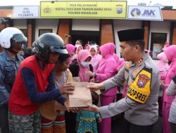 Polres Nganjuk Bersama Pengurus Bhayangkari Cabang Nganjuk Bagikan Takjil untuk Pengguna Jalan
