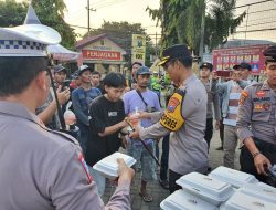 Ramadhan Berkah Kapolres Situbondo Berbagi Takjil untuk Massa Unras AMPD