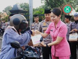 Ramadhan Penuh Berkah, Kapolres Bersama Ketua Bhayangkari Cabang Kediri Kota Berbagi  Takjil