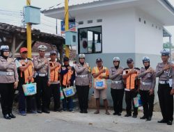 Ramadhan Berkah, Satlantas Polres Kediri Kota Berbagi Untuk Relawan Penjaga Perlintasan Kereta Api