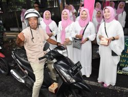 Ramadhan Berkah Ketua Persit KCK Cabang XXXII Kodim 0818 Pembagian Takjil Kepada Masyarakat