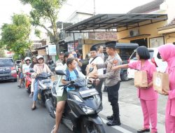 Kapolsek Mojo AKP Andang Pimpinan Langsung Kegiatan Bagi Takjil Dibulan Suci Ramadhan 1445/H