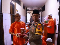 Wujud Kepedulian Kapolres Pelabuhan Tanjung Perak Gelar Buka Bersama Tahanan.