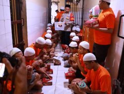 Momen Puluhan Tahanan Terima Tausiah Sebelum Buka Bersama Polres Tanjungperak