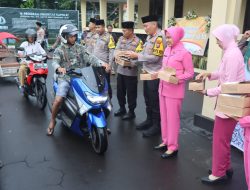 Berkah Ramadhan, Polisi Bagikan Takjil Kepada Pengendara
