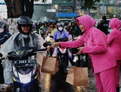 Tebar Kebaikan di Bulan Ramadhan Polres Batu dan Bhayangkari Berbagi Takjil