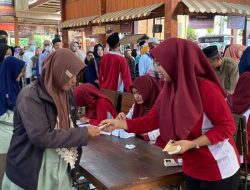 Bos Kampung Coklat Blitar Bagi – Bagi Sedekah kepada 20 Ribu jamaah Pengajian dan Pengunjung menjelang Lebaran
