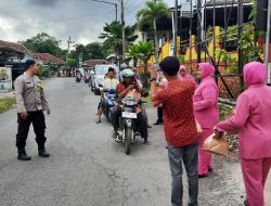 Ramadhan Penuh Berkah, Polsek Bantur Bagikan Takjil Gratis Kepada Pengendara