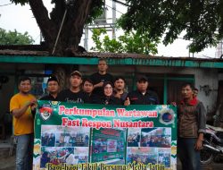 Perkumpulan Wartawan Fast Respon Nusantara Bersama Media Jatim Giat Berbagi Takjil Gratis Di Surabaya