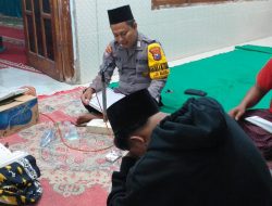 Polisi Mengaji, Sembari Patroli Pak Bhabin Ds. Bajang Polsek Pakong Singgah Di Masjid Untuk Mengaji