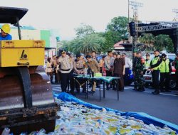 Jelang Lebaran 2024 Polres Blitar Kota Musnahkan Ribuan Botol Miras