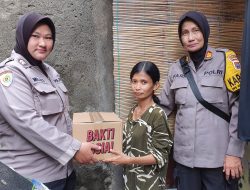 Polwan Polres Tanjung Perak Door To Door Bagikan Bansos kepada Warga Kurang Mampu