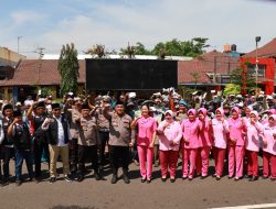 Polres Tanjung Perak Gelar Bakti Sosial Kepada Kuli Panggul dan Abang Becak