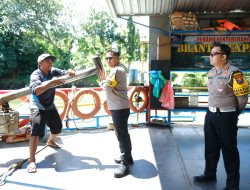 Polres Blitar Kota melakukan inspeksi atas operasi 4 titik perahu penyeberangan Sungai Brantas, Sabtu (6 April 2024)