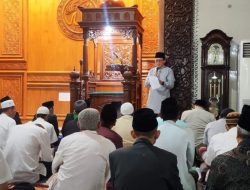 Pj Bupati Bojonegoro Laksanakan Sholat Idul Fitri 1445 H di Masjid Agung Darussalam.