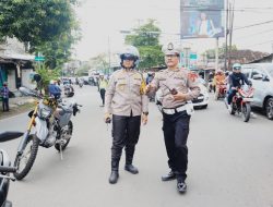 Kapolres Kediri Kota pimpin langsung pengamanan arus lalu lintas pada H+2 Lebaran 2024 di beberapa penggal jalan wilkum Polres Kediri Kota
