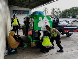 Salut Polisi Bantu Dorong Bajaj Pemudik Asal Jakarta Tujuan Banyuwangi yang Mogok di Mojokerto