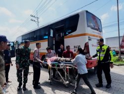 Gercep Polisi Beri Pertolongan Pemudik di Kota Mojokerto yang Pingsan di Bus