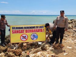 Cegah Laka Laut Polisi Pasang Banner Himbauan di Pantai Pamekasan