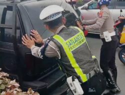 OPS Ketupat Semeru 2024 Polisi Bantu Kendaraan Pemudik Mogok di Kota Kediri