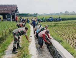 Peduli Kebersihan Lingkungan, Anggota Pos Selopuro Ajak Warga Bersihkan Saluran Irigasi