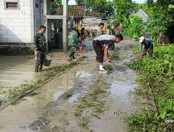 Polisi Bersama TNI dan Warga Gotong Royong Bersihkan Material Luapan Sungai Jurang Dandang di Nganjuk