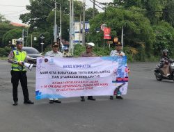 Berbagi Coklat Polres Gresik Gelar Kampanye Simpatik Keselamatan di Jalan