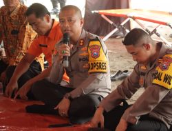 Polres Mojokerto Salurkan Bantuan Untuk Warga Terdampak Tanah Longsor di Dlanggu