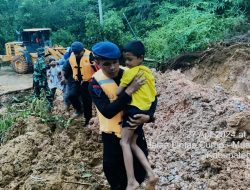 TNI-Polri Bantu Warga Buka Akses Jalan Putus Akibat Longsor