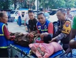 Sigap dan Tanggap, Lihat Warganya Sakit Polisi di Mojokerto Bantu Antar ke Rumah Sakit